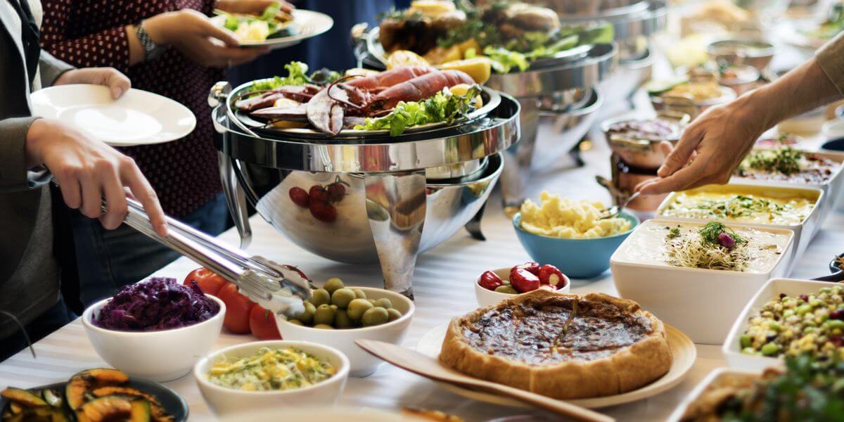 Un buffet pour un bapteme préparé par un traiteur