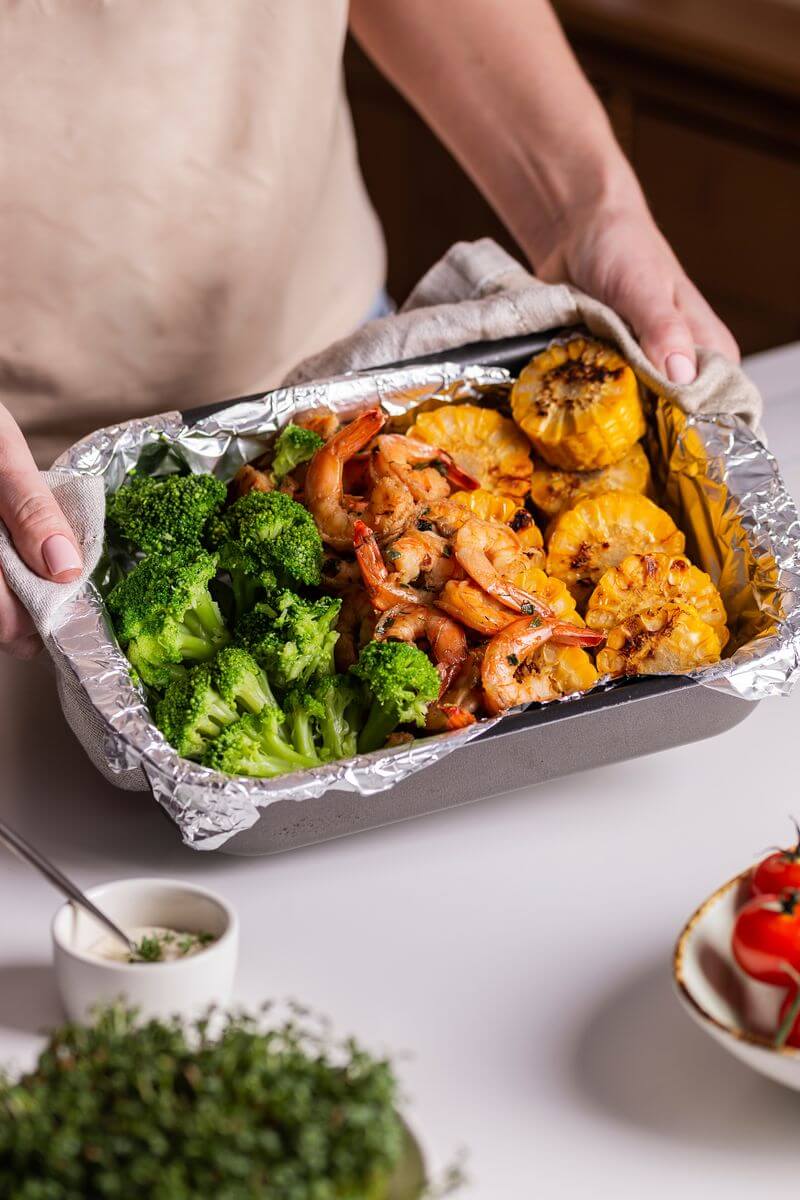 Une barquette, de fruits de mer et de légumes à livrer, faite par un traiteur