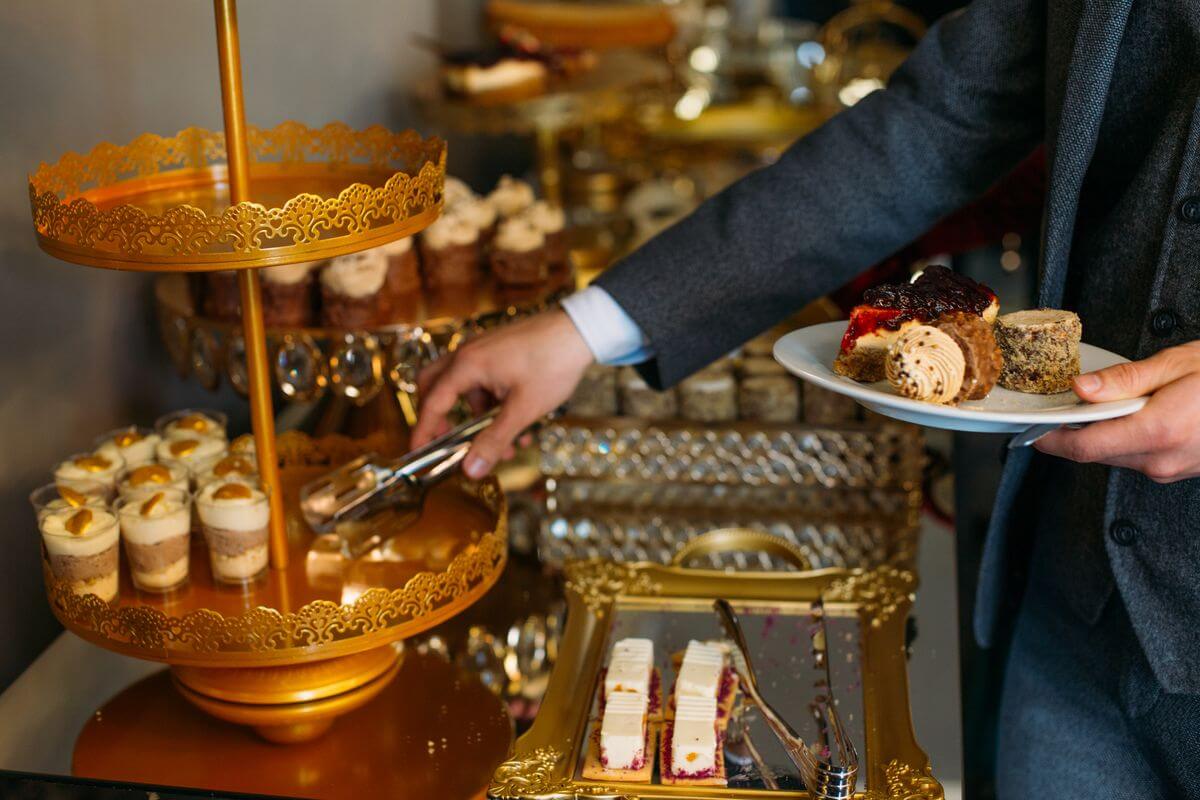 Un buffet de desserts confectionné par un traiteur pour un mariage