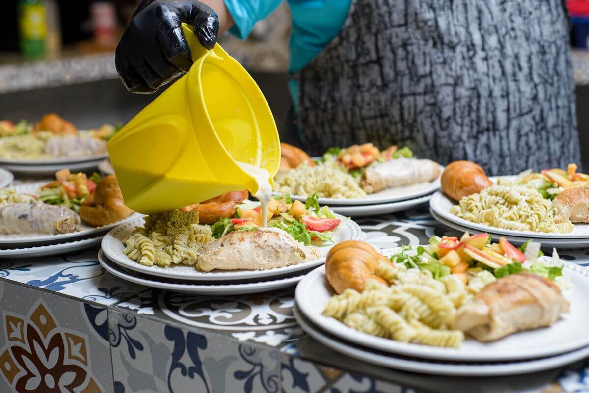 Une entrée en sauce pour un mariage montée par un traiteur