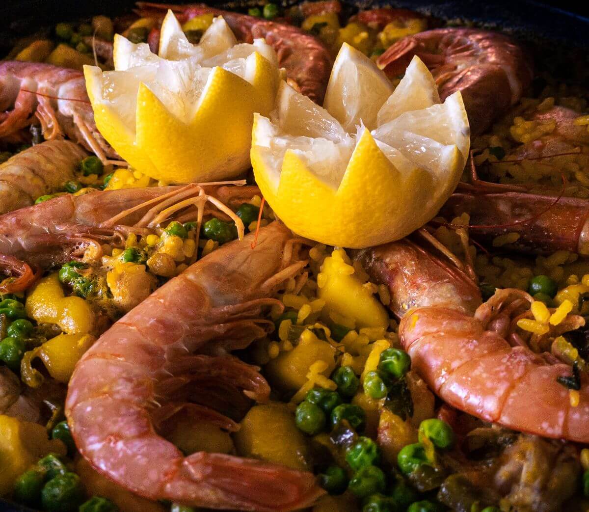 une paella aux fruits de mers cuisinée par un traiteur
