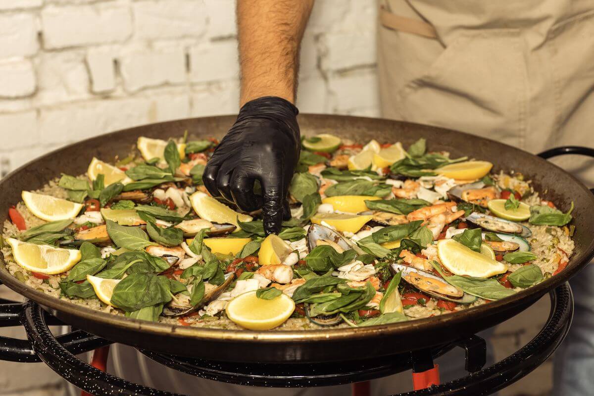 Une paella géante confectionnée par un traiteur