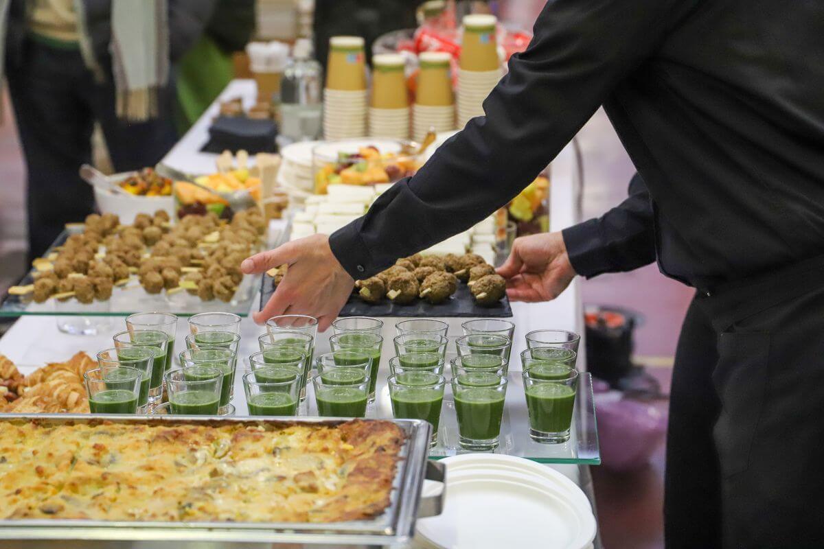Un buffet à volonté préparé par un traiteur pour un évènement pro