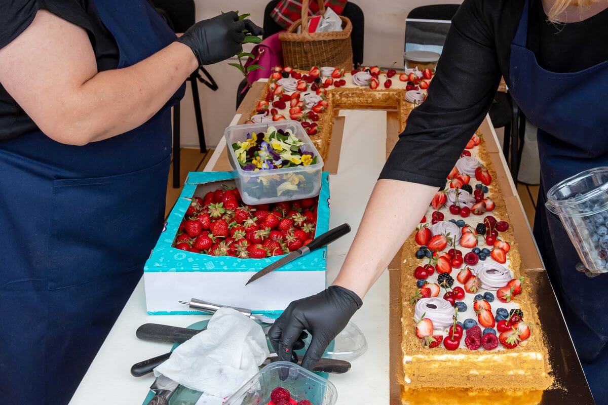 Un gateau en longueur préparé par un traiteur pour un batpeme