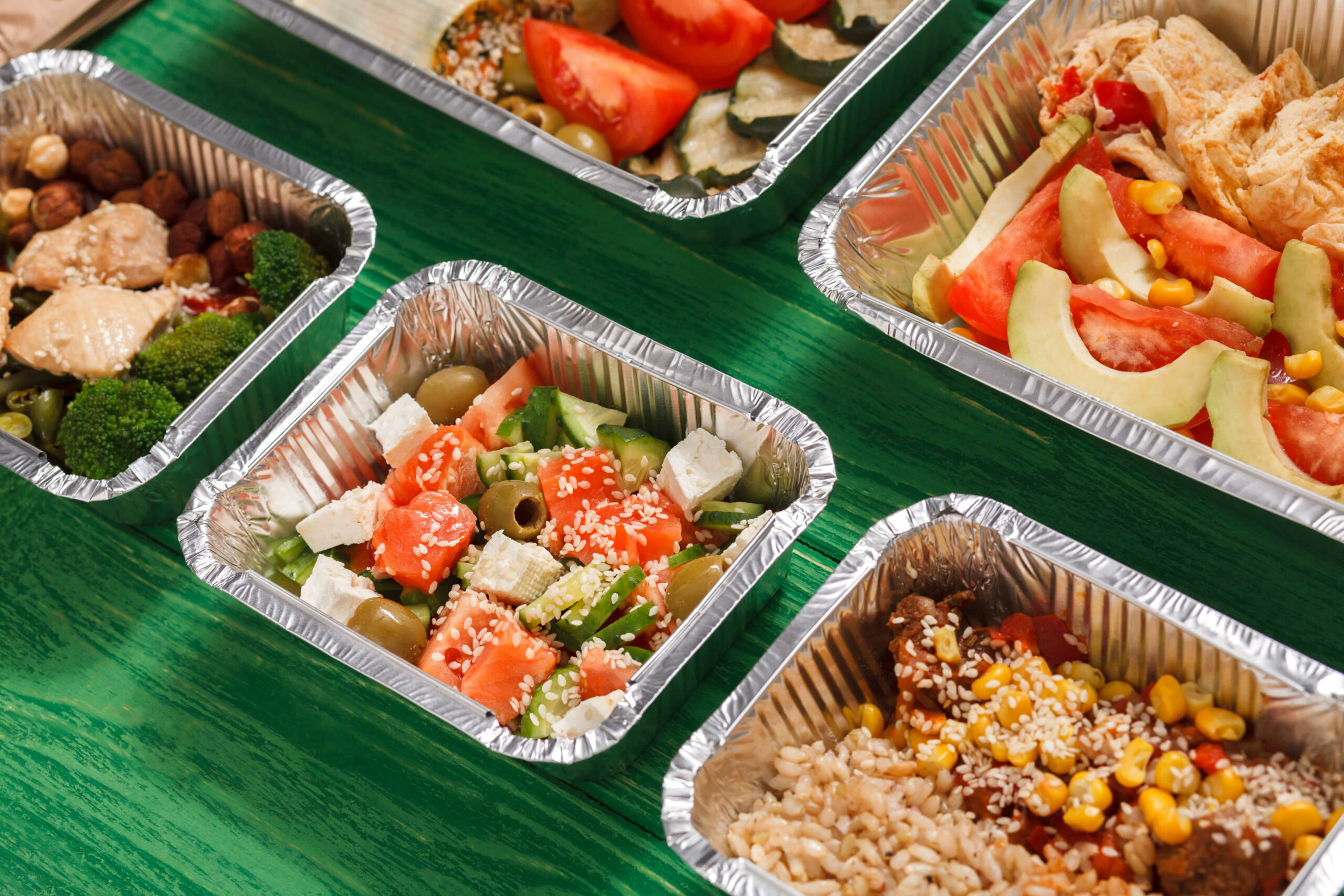 Plateaux repas individuels Chez Annie avec salade féta olives, poulet aux brocolis, riz complet et crudités.